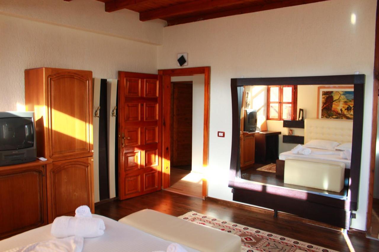 2 Kitarat Bb Bed & Breakfast Vlore Exterior photo