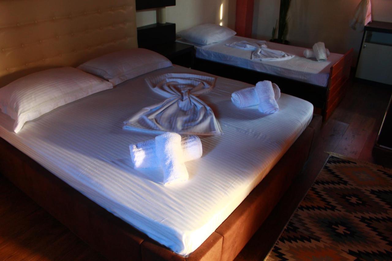 2 Kitarat Bb Bed & Breakfast Vlore Exterior photo