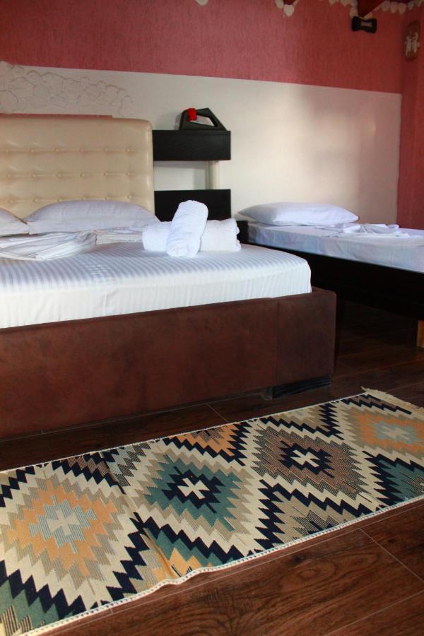 2 Kitarat Bb Bed & Breakfast Vlore Exterior photo