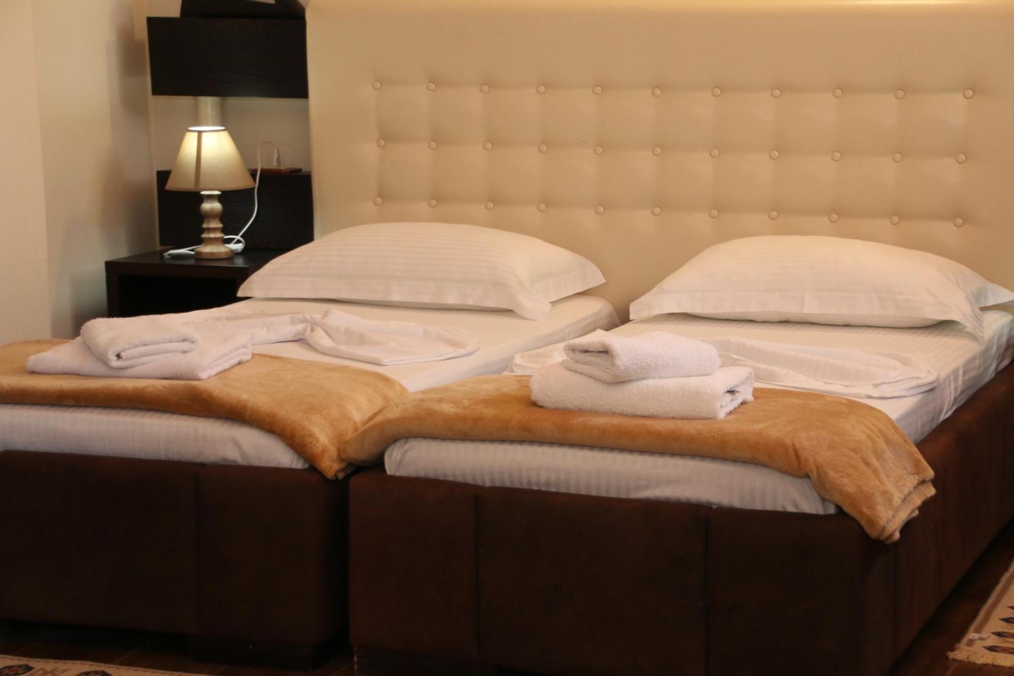 2 Kitarat Bb Bed & Breakfast Vlore Exterior photo