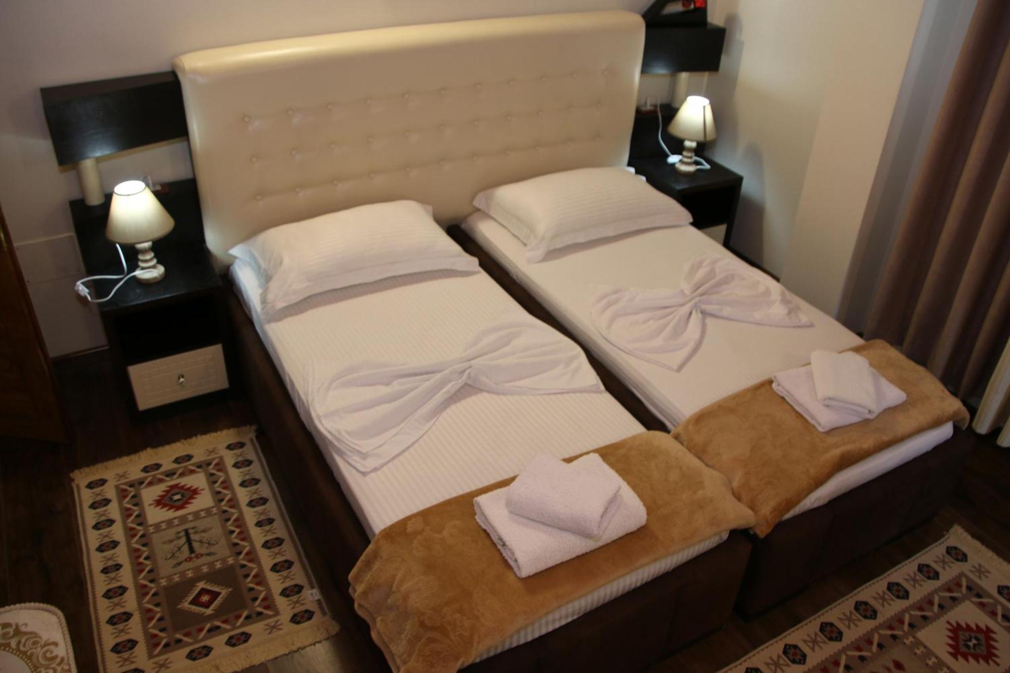 2 Kitarat Bb Bed & Breakfast Vlore Exterior photo