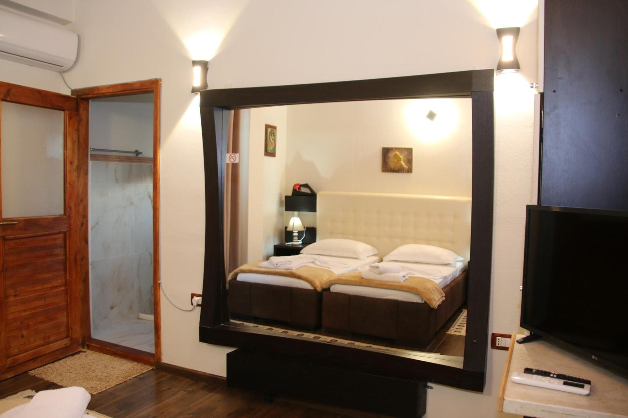 2 Kitarat Bb Bed & Breakfast Vlore Exterior photo