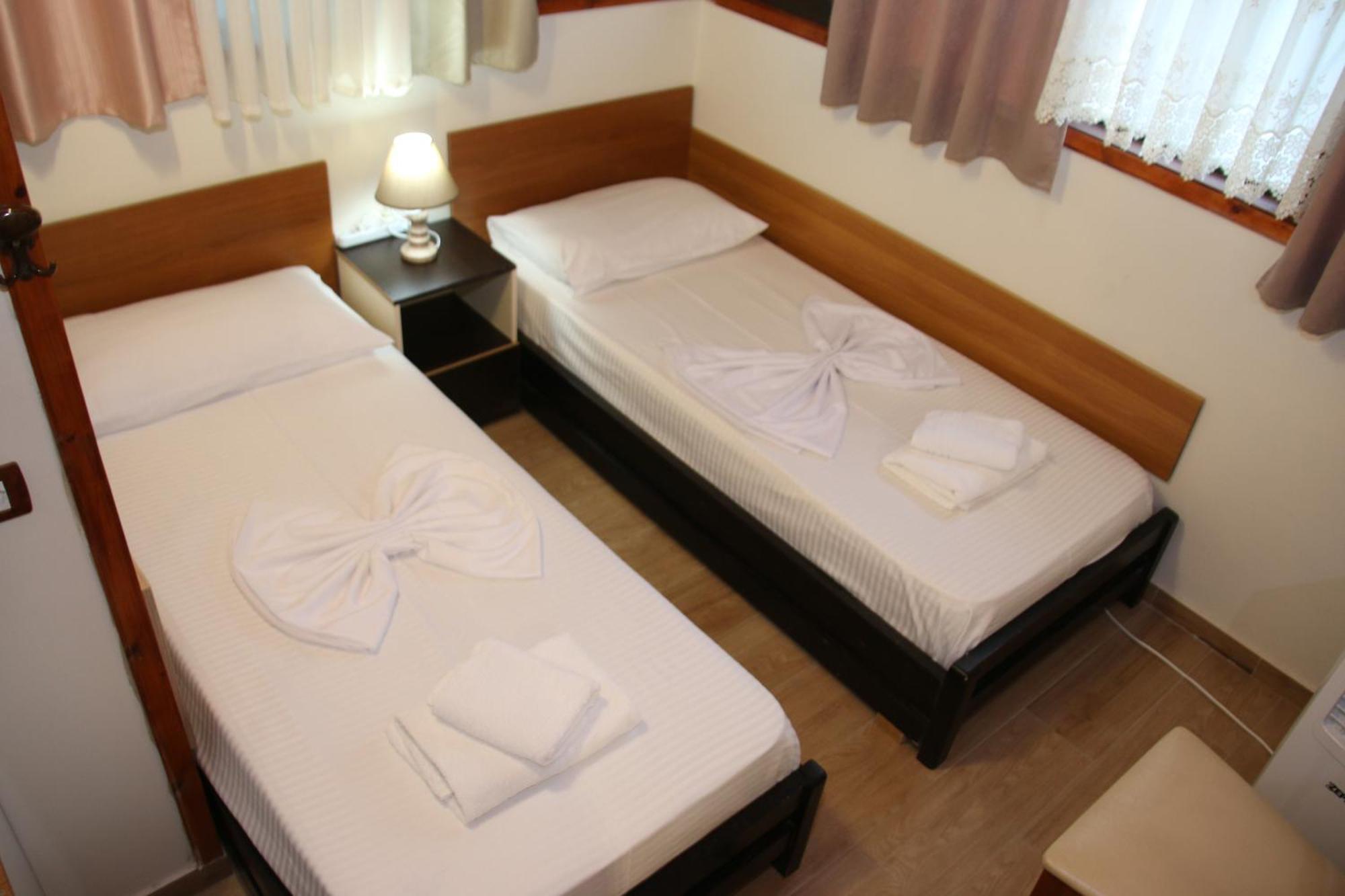 2 Kitarat Bb Bed & Breakfast Vlore Exterior photo